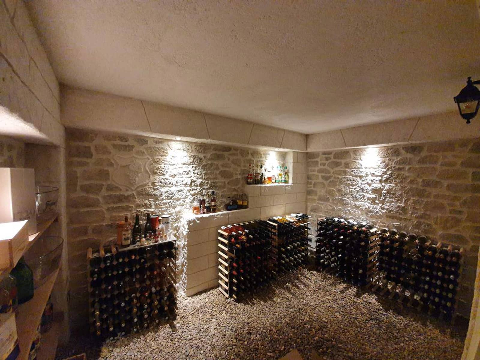 Décoration d'une cave à vin avec l'enduit DECOPIERRE® - DECOPIERRE